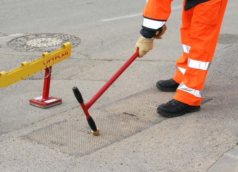 Outil pour ouverture de plaque d'égout avec Liftplaq !